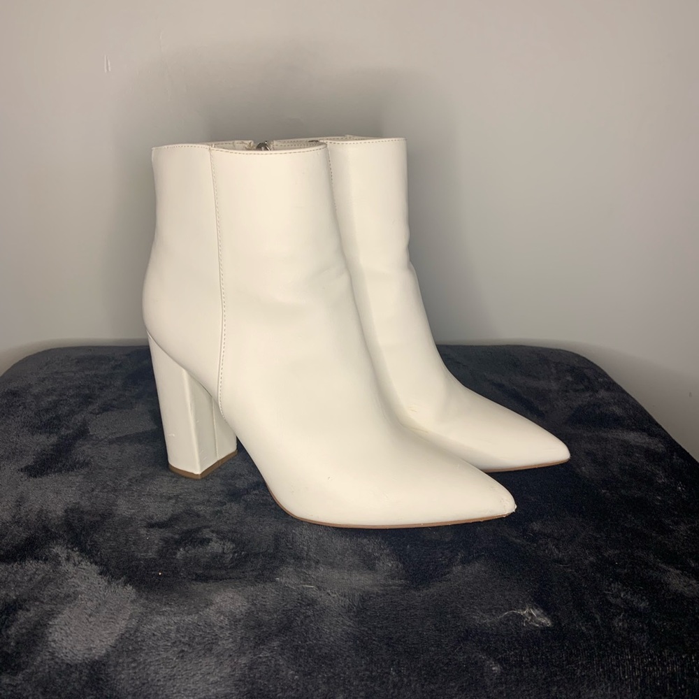 3/20$ Size 9 White ankle boot.